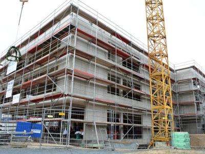 Die neue Hennefer Gesamtschule steht jetzt im Rohbau. Nun kann der Innenausbau beginnen. Foto: Ingo Eisner